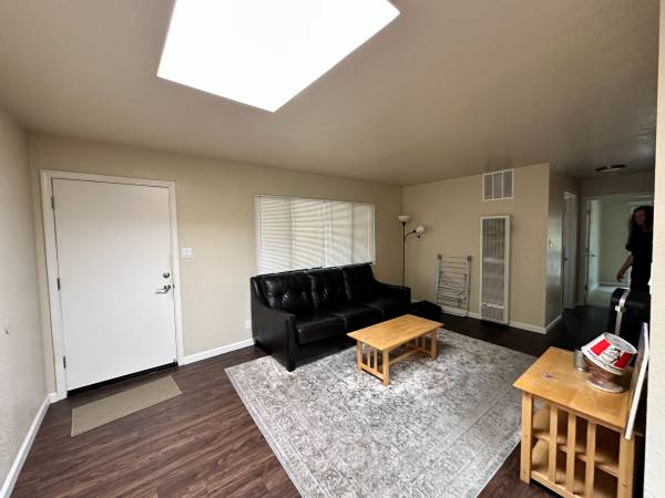 2BR/1BA Apartment · Berkeley photo 2