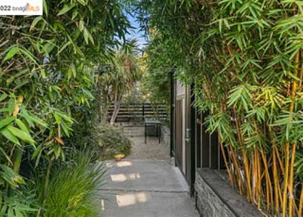 1BR/1BA Apartment · Oakland photo 2