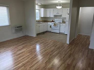 Colonial House Apartments photo 2