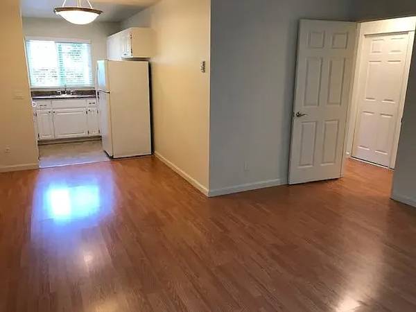 Colonial House Apartments photo 3