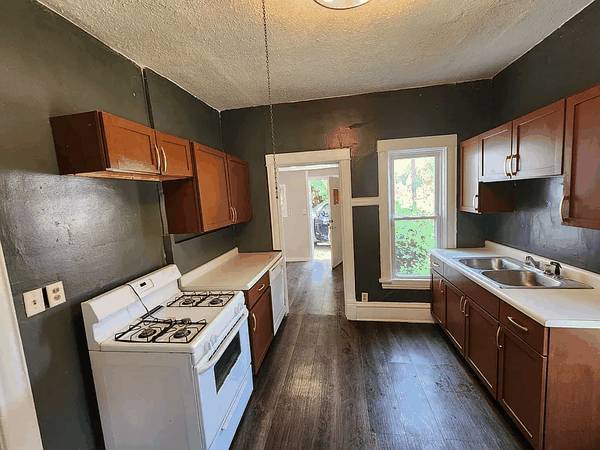 1BR/1BA Single Family House on 18th Ave · Whitestone photo 3