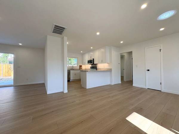 3BR/2BA Duplex on Kingfisher Way · Sunnyvale photo 2