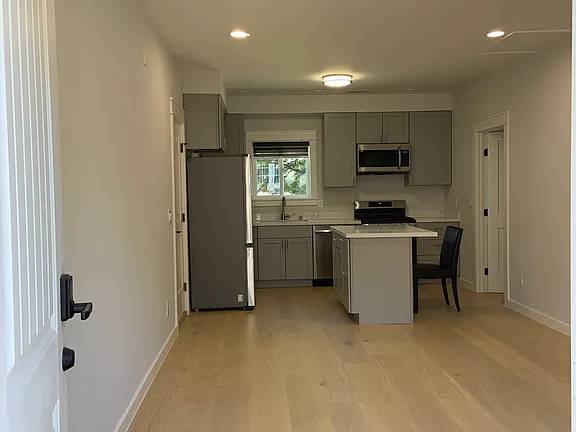 1BR/1BA Apartment on Floribunda Ave · Burlingame photo 2