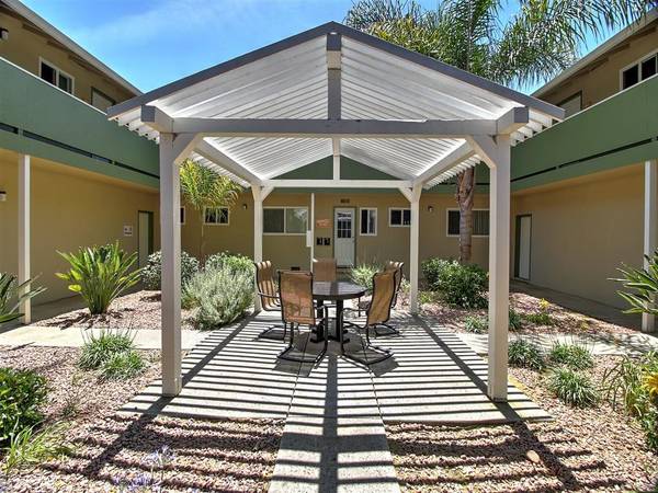 2BR/1BA Apartment on Coleman Ave · Menlo Park photo 5