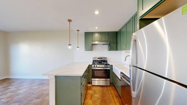 1660 Bay photo 3
