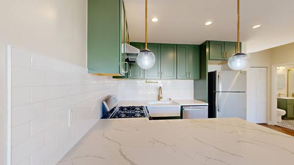 1660 Bay photo 5
