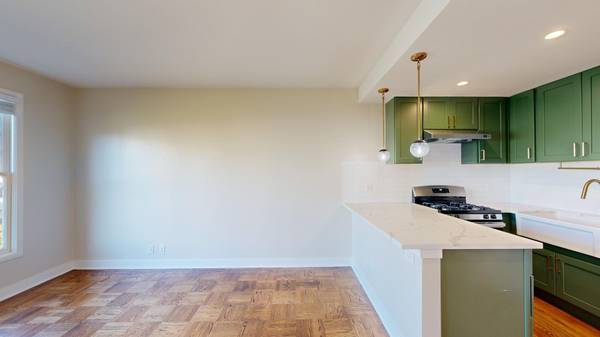 1660 Bay photo 2