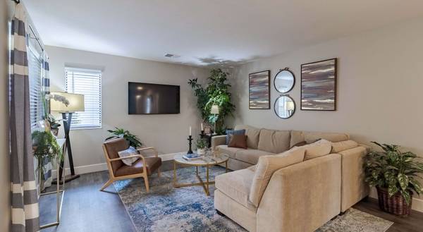 2BR/1BA Apartment · Pleasanton photo 2