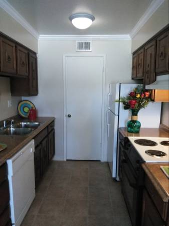 Mira Loma Apartments photo 4