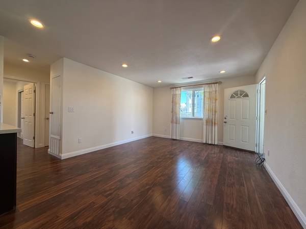 2BR/1BA Duplex on 26th Avenue · Oakland photo 5