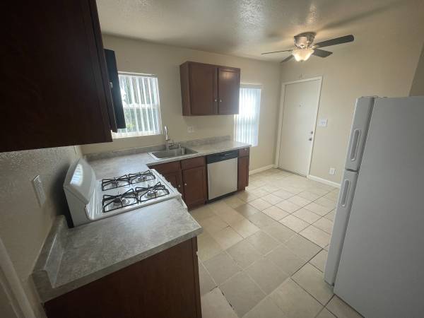 2BR/1BA Apartment on 99th Ave. Ct. · Oakland photo 3