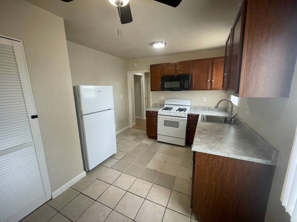 2BR/1BA Apartment on 99th Ave. Ct. · Oakland photo 2
