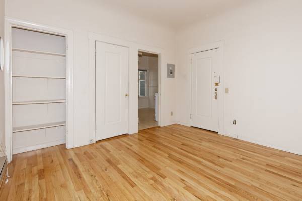 0BR/1BA Apartment · Oakland photo 5
