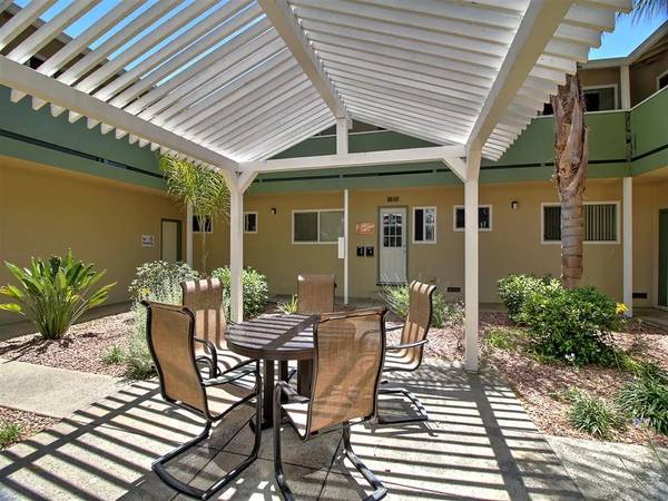 1BR/1BA Apartment on Coleman · Menlo Park photo 4