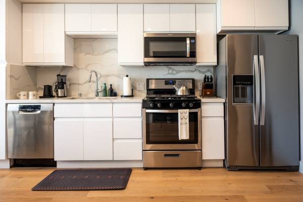 2BR/2BA Apartment · Oakland photo 3