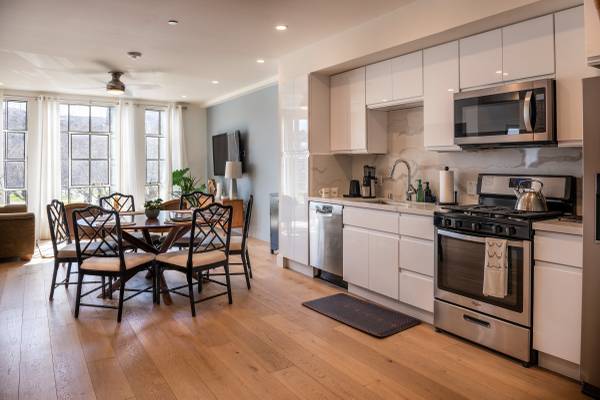 2BR/2BA Apartment · Oakland photo 2