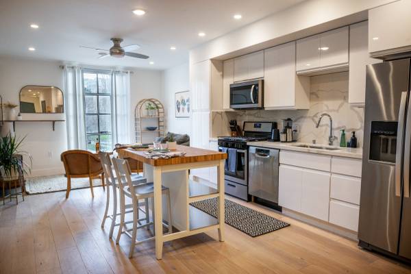 2BR/2BA Apartment · Oakland photo 3