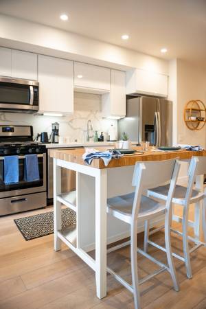 2BR/2BA Apartment · Oakland photo 5