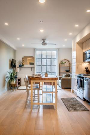 2BR/2BA Apartment · Oakland photo 2