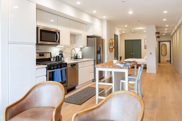 2BR/2BA Apartment · Oakland photo 4