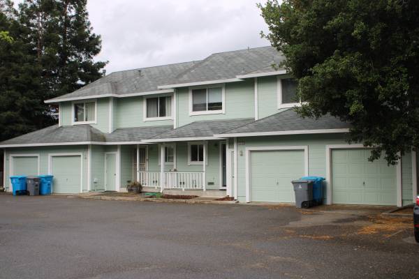 2BR/2BA Duplex on Donahue · Santa Rosa