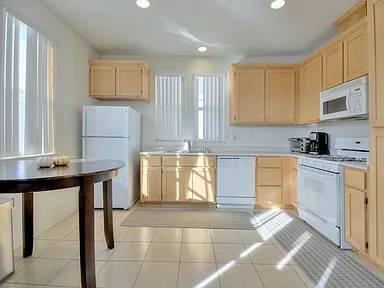 2BR/1BA Townhouse on N Village Dr · Santa Rosa photo 2