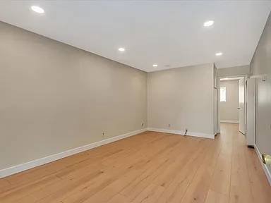 557 Troy Dr photo 2