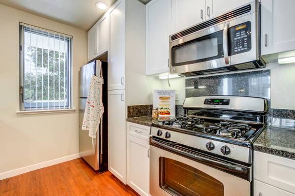 Apartments on Moreland Way · Santa Clara photo 3