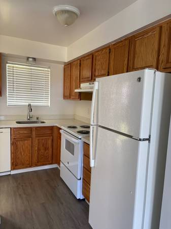 Hillcrest Townhomes Apartment Complex photo 3