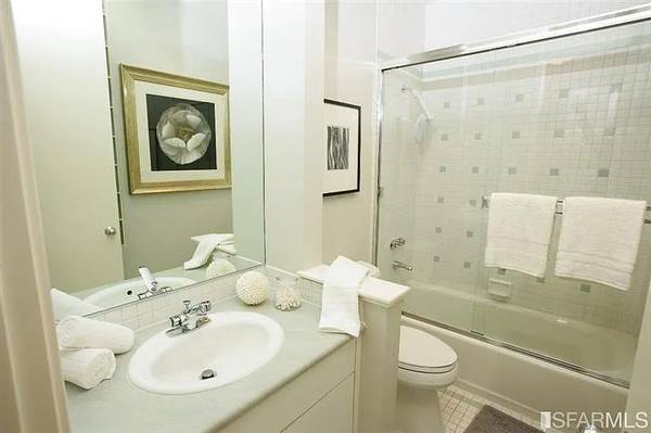 2BR/2BA Townhouse on Laussat St · San Francisco photo 5