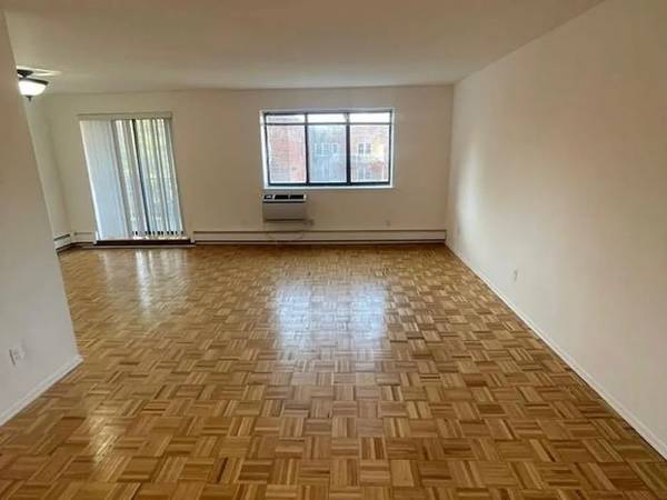 1BR/2BA Apartment · Great Neck photo 2