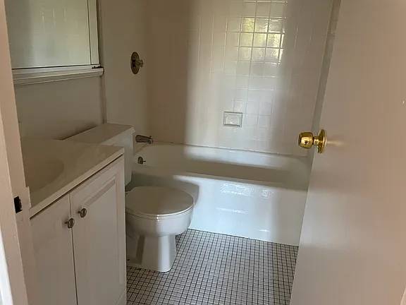 1BR/2BA Apartment · Great Neck photo 3