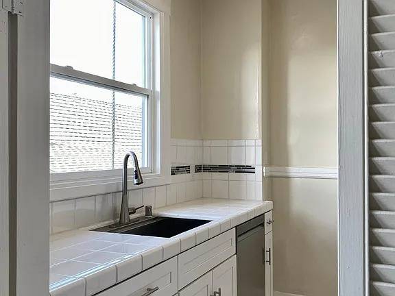 Apartments on Sacramento St · San Francisco photo 4
