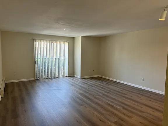 BROADWAY MANOR photo 2