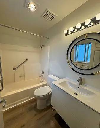 BROADWAY MANOR photo 5