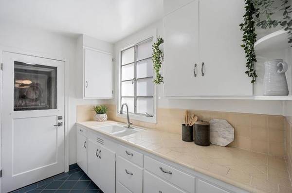 1BR/1BA Condo on Lee St · Oakland photo 5