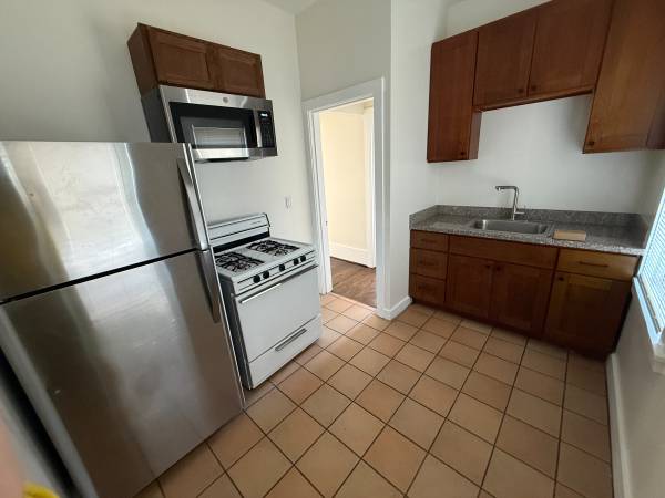 0BR/1BA Apartment · Oakland photo 4