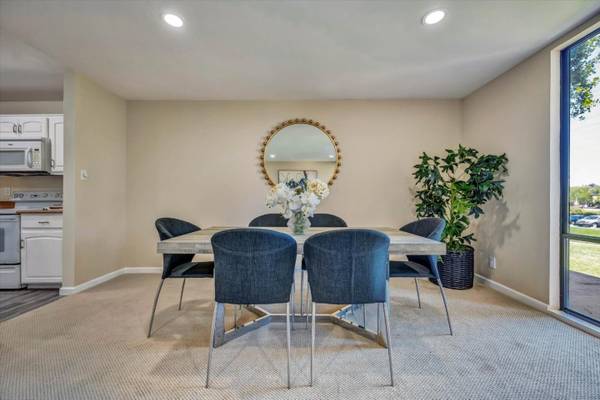 2BR/2BA Apartment · San Mateo photo 4