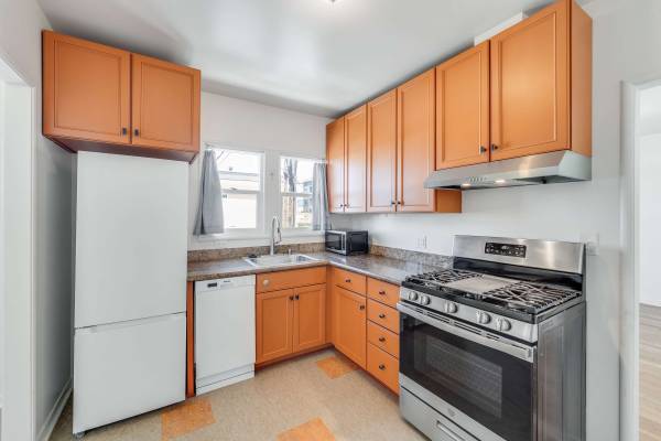 3BR/1BA Apartment · Oakland photo 3