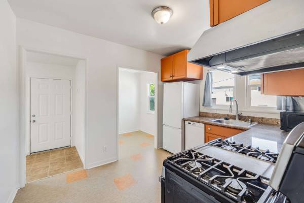 3BR/1BA Apartment · Oakland photo 5