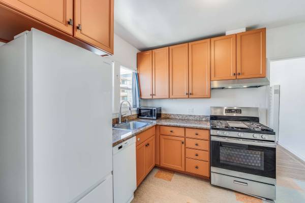 3BR/1BA Apartment · Oakland photo 4