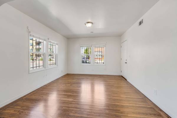 2BR/1BA Apartment · Oakland photo 4