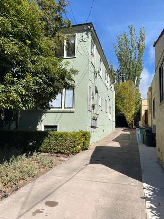1619 Oxford St photo 4