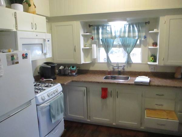 Charming 1-bedroom Cottage In Cloverdale ~ 119 Commercial St photo 4