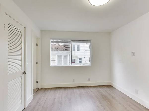 2240 Larkin photo 4
