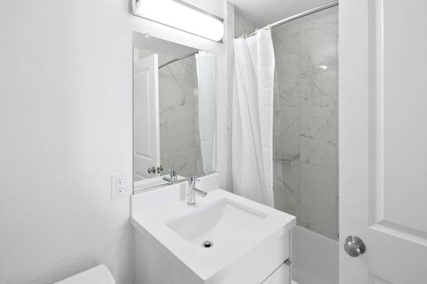 1000 Chestnut Street Apartments photo 4