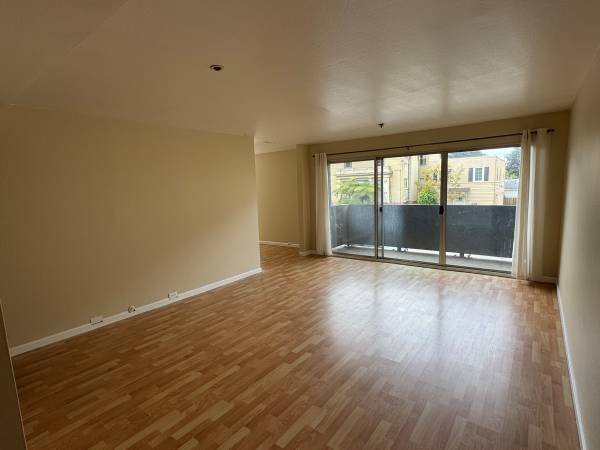 2BR/1BA Apartment · Oakland photo 2