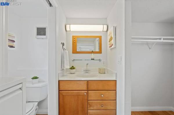 1BR/2BA Single Family House on Mariner Square Dr B4 · Alameda photo 5