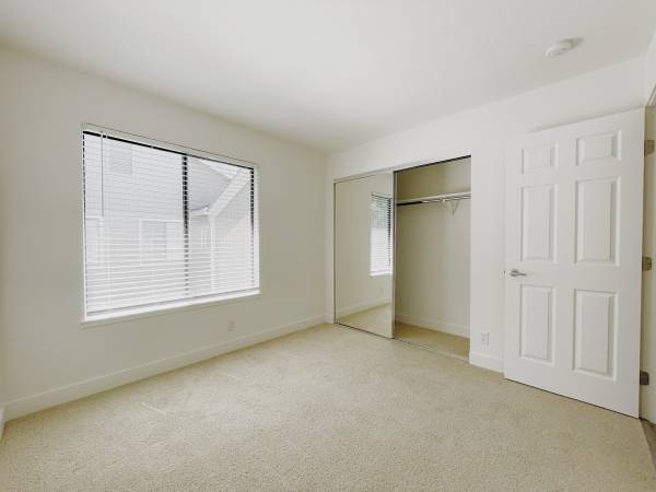 Apartments on N Lake Dr · Dublin photo 5