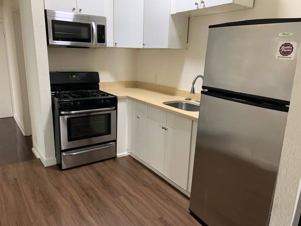 4BR/2BA Duplex · Oakland photo 2